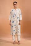 Naintara Bajaj_Cream Linen Embroidery, Lace Split V-neck Floral Scallop Kurta And Pant Set _Online_at_Aza_Fashions