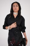 Buy_Betrue_Black Cotton Satin Collared, V-neck Everyday Essential Shirt _at_Aza_Fashions