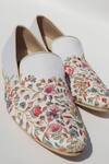 Shradha Hedau Footwear Couture_White Kiaan Floral Embroidered Moccasins _Online