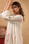 Anshu Wadhwa_Off White Chanderi Embroidery Split V-neck Resham Kurta Set _Online_at_Aza_Fashions