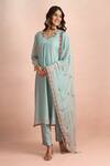 Samyukta Singhania_Blue Embroidery V-neck Placed Floral Mul Kurta Set _at_Aza_Fashions