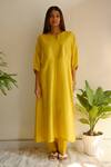 Juanita By Shubhda_Yellow Chanderi Split V-neck Pintuck Detail Kurta And Pant Set _Online_at_Aza_Fashions
