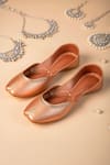 Buy Loryphilory Peach Adaa Minimal Gold Leaf Motif Jutti at Aza Fashions Buy_Loryphilory_Peach Adaa Minimal Gold Leaf Motif Jutti _at_Aza_Fashions