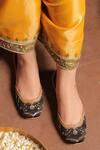 Buy_House Of Vitti India_Black Floral Buti Embroidered Juttis 