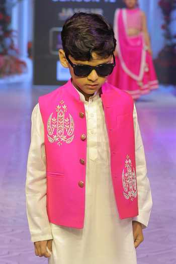 Buy_Yuvraani Jaipur_Fuchsia Silk, Cotton, Taffeta Embroidery Hand Bundi Kurta And Pant Set 