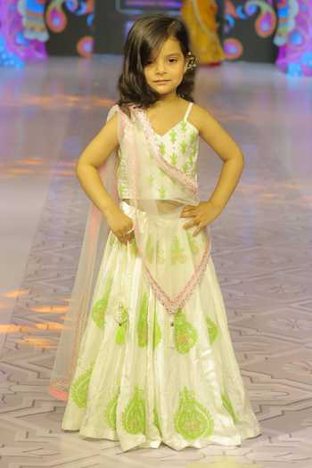 Buy_Yuvraani Jaipur_Green Cotton, Net Embroidery Hand Pure Spun Girls Lehenga Set With Dupatta 