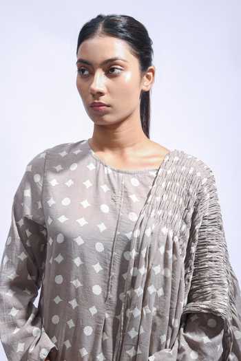 JAYATI GOENKA_Grey Cotton Smocking Round Neck Mud Block Printed Kurta Set _at_Aza_Fashions