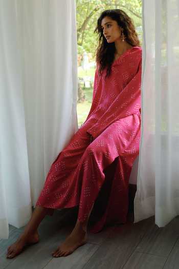 Buy_Ituvana_Pink Silk V-neck Suma Bandhani Kaftan _at_Aza_Fashions