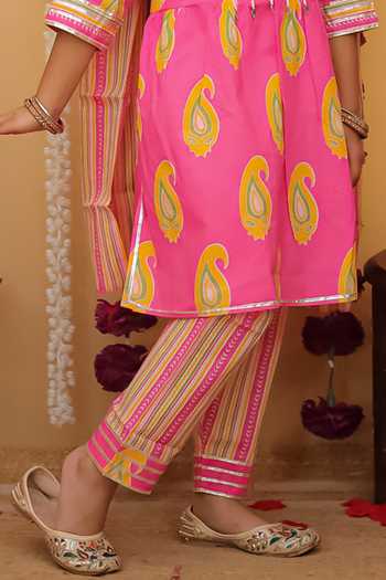 JILMIL DREAMWEAR_Pink Cotton Mirrors, Beads, Girls Paisley Print Kurta Set With Pant And Dupatta _Online_at_Aza_Fashions