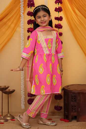 Buy_JILMIL DREAMWEAR_Pink Cotton Mirrors, Beads, Girls Paisley Print Kurta Set With Pant And Dupatta _Online_at_Aza_Fashions