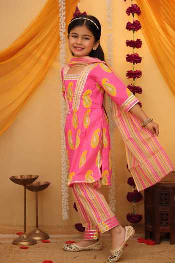 Shop_JILMIL DREAMWEAR_Pink Cotton Mirrors, Beads, Girls Paisley Print Kurta Set With Pant And Dupatta _Online_at_Aza_Fashions