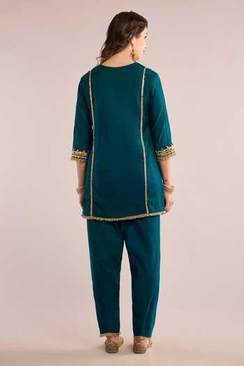 Shop_saina kapoor_Gold Chanderi, Organza Gota Patti Split V-neck And Kurta Set With Dupatta _at_Aza_Fashions