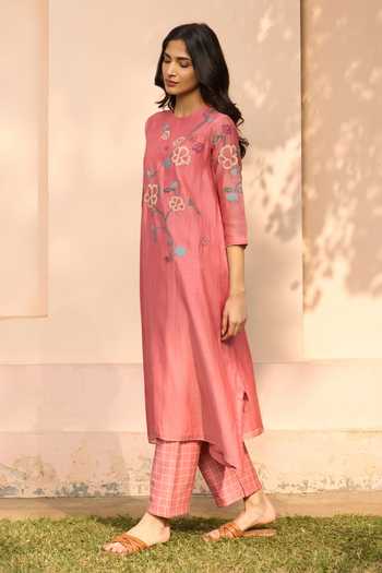 Vaayu_Pink Muslin Applique Round Neck Hibiscus Kurta And Pant Set _at_Aza_Fashions