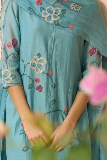 Buy_Vaayu_Blue Muslin Applique Round Neck Cotton Kurta Set With Dupatta 