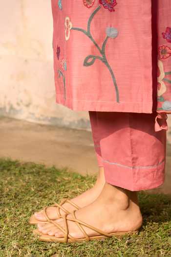 Vaayu_Pink Muslin Applique Round Neck Hibiscus Cotton Kurta Set _at_Aza_Fashions
