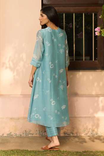 Shop_Vaayu_Muslin Applique Keyhole Neck Floral Pattern Cotton Kurta And Pant Set _at_Aza_Fashions