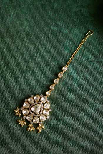Buy_Kaari_White Pearls, Stones Ragini Gold Plated Vellore Maang Tikka _Online_at_Aza_Fashions