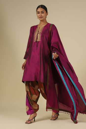 LATHA PUTTANNA_Magenta Silk Embroidery, Tassels Keyhole Neck, Yes Karnataka Yoke Kurta Set _at_Aza_Fashions