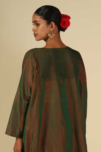 LATHA PUTTANNA_Green Silk Embroidery Split V-neck, Yes Karnataka Kurta Set _Online_at_Aza_Fashions