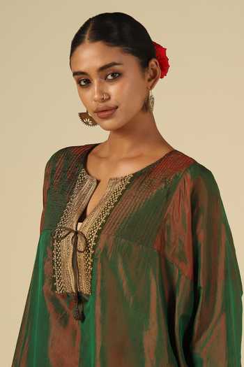LATHA PUTTANNA_Green Silk Embroidery Split V-neck, Yes Karnataka Kurta Set _at_Aza_Fashions