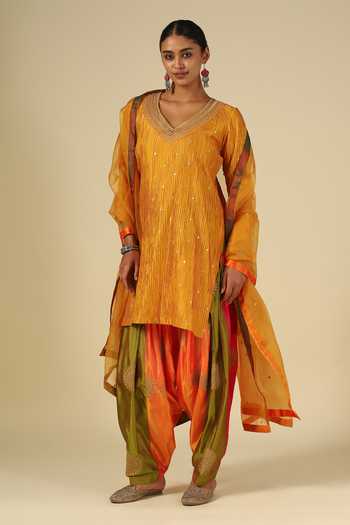 Buy_LATHA PUTTANNA_Yellow Silk Embroidery, Mirrors, Zari V-neck Hand Karnataka Kurta Set _at_Aza_Fashions