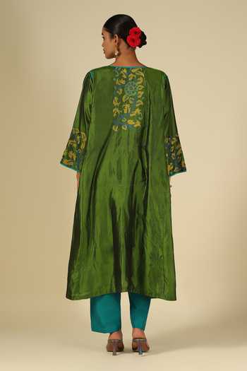Shop_LATHA PUTTANNA_Green Silk Embroidery Round Neck, Yes Thread Kurta Set _at_Aza_Fashions