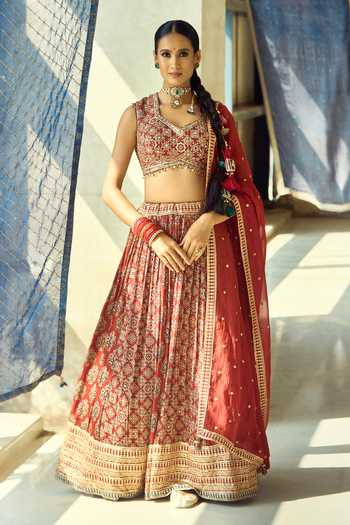 Samyukta Singhania_Maroon Organza, Satin, Viscose, Modal Zari V-neck Satin+organza Lehenga Set 