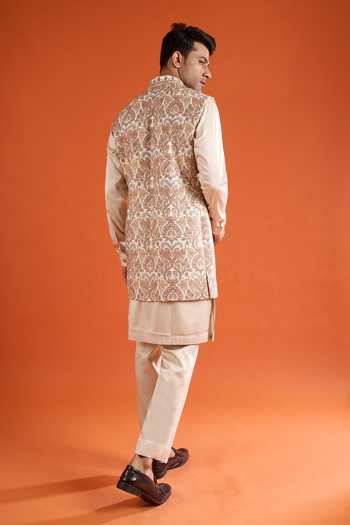 Qbik_Ivory Embroidery Floral Bundi And Kurta Set _Online_at_Aza_Fashions