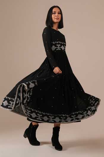 Buy_Indigo Dreams_Black Cotton Round Neck Handwoven Jamdani Midi Dress _Online_at_Aza_Fashions
