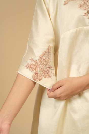 Gaurav katta_Ivory Silk, Chanderi Embroidery Round Neck, Yes Kurta And Pant Set 