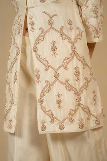 Buy_Gaurav katta_Ivory Silk, Chanderi Embroidery, Zari V-neck, Yes Kurta And Pant Set 