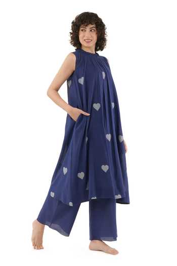 Khat_Blue Handloom Cotton Round Neck, Yes Hand Woven Jamdani Kurta Set _at_Aza_Fashions