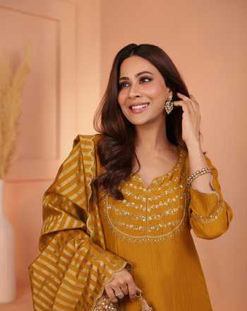 Buy_Karaj Jaipur_Mustard Tissue, Chanderi Embroidery V-neck Crushed Kurta Set _Online