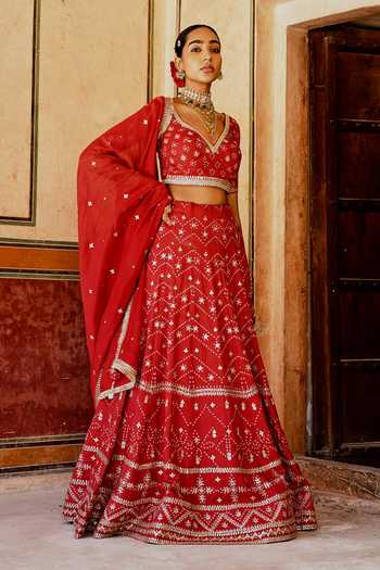 Buy_Karaj Jaipur_Red Cotton, Organza, Muslin Embroidery Scoop Neck Fiza Bandhani Lehanga Set _Online_at_Aza_Fashions