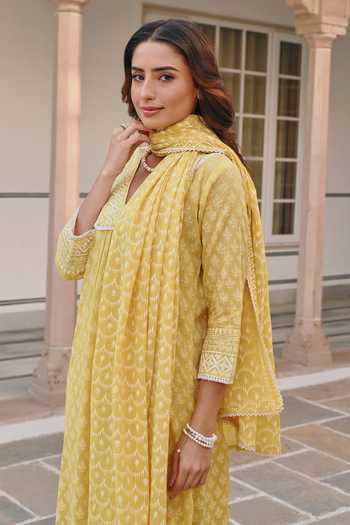 Shop_Karaj Jaipur_Yellow Muslin (mulmul), Cotton Thread Embroidery V-neck, Yes V Kurta Set 