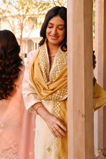 Karaj Jaipur_Cream Chanderi, Cotton Embroidery, Mirrors Round Neck Kurta Set _Online