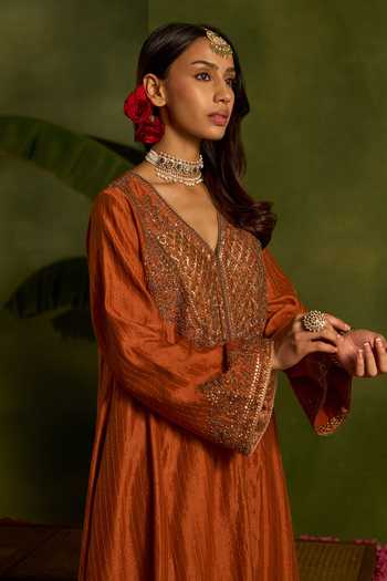 Buy_Kritika Dawar_Rust Silk, Chanderi, Tissue Embroidery, Zari V-neck Mehrunisa Hand Kurta Set 