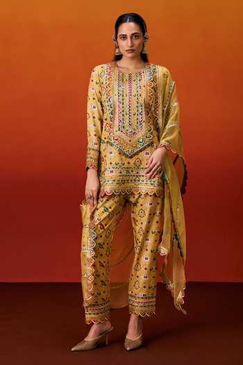 Buy_Evra By Nikita_Yellow Silk, Cotton Gota Patti Round Neck Printed Kurta Set _at_Aza_Fashions