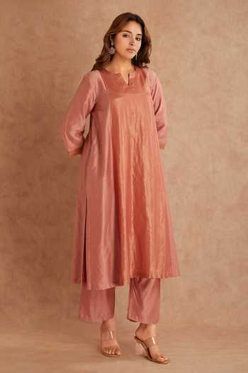 Priya Chaudhary_Pink Chanderi Split V-neck Straight Kurta Set _at_Aza_Fashions