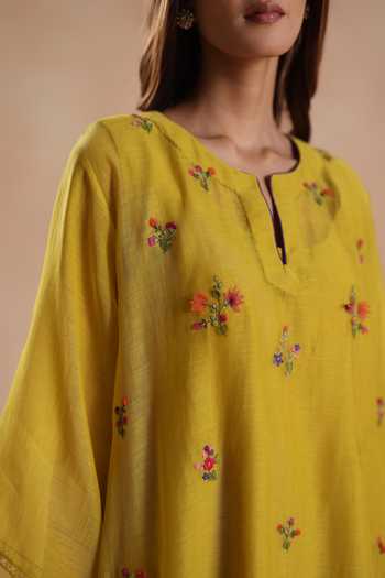 Begum_Yellow Chanderi Silk, Cotton Embroidery Notched Raina Floral Kurta And Pant Set _at_Aza_Fashions
