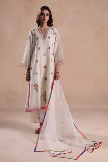 Begum_Ivory Chanderi Silk, Cotton, Organza Embroidery V-neck Zeya Kurta Set _Online_at_Aza_Fashions