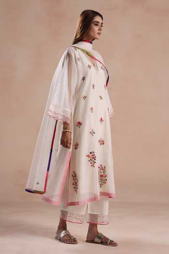 Buy_Begum_Ivory Chanderi Silk, Cotton, Organza Embroidery V-neck Zeya Kurta Set _Online_at_Aza_Fashions