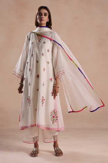 Buy_Begum_Ivory Chanderi Silk, Cotton, Organza Embroidery V-neck Zeya Kurta Set _at_Aza_Fashions