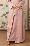 Buy_Kaveri_Pink Linen Embroidery Arch Maze Abaya With Dress 