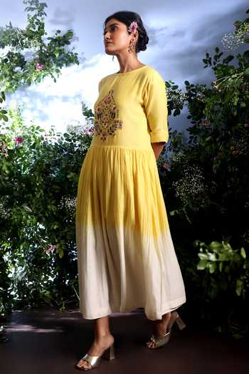 Buy_Taisha_White Chanderi Embroidery Round Neck Midi Dress 