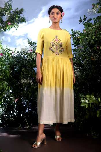 Taisha_White Chanderi Embroidery Round Neck Midi Dress _Online