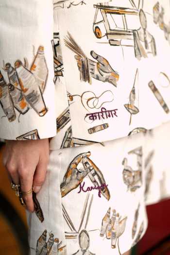 Raasa_White Handloom Cotton V-neck Canvas Printed Blazer Shorts Set _Online