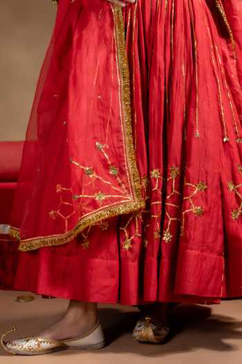 Buy_Baise Gaba_Red Chanderi, Organza Gota Patti Leaf Neck Sitara Embroidered Lehenga Set 