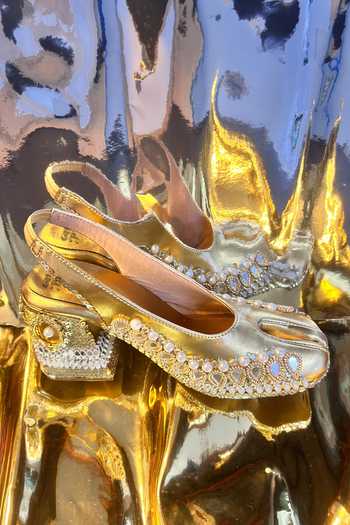 Chal Jooti_Gold Desi Tabi Embroidered Heels _at_Aza_Fashions
