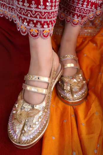 Buy_Chal Jooti_Gold Sitara Tabi Embroidered Flats _at_Aza_Fashions